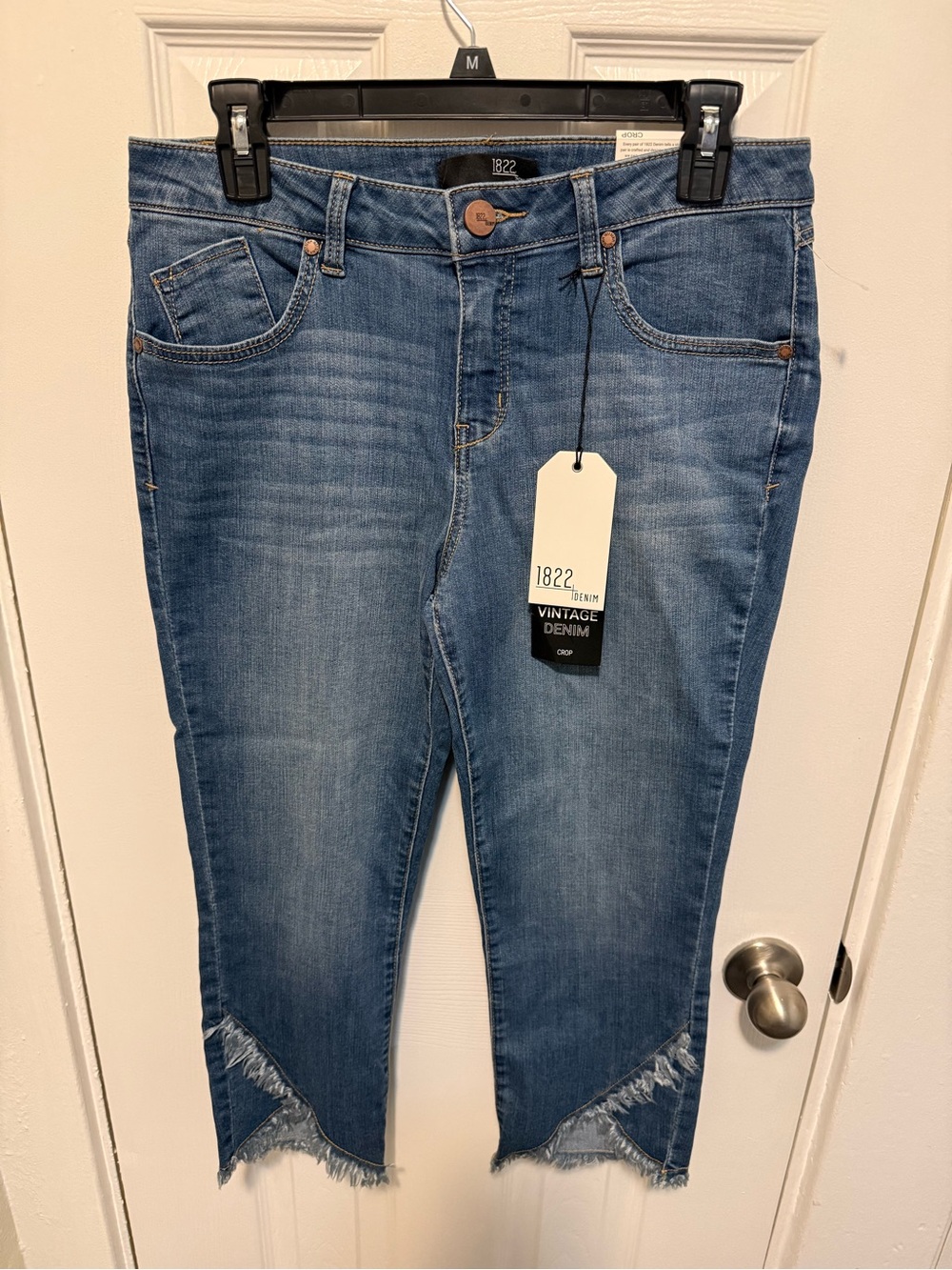 10 1822 Denim Crop Jeans Frayed Tulip Hem NWT